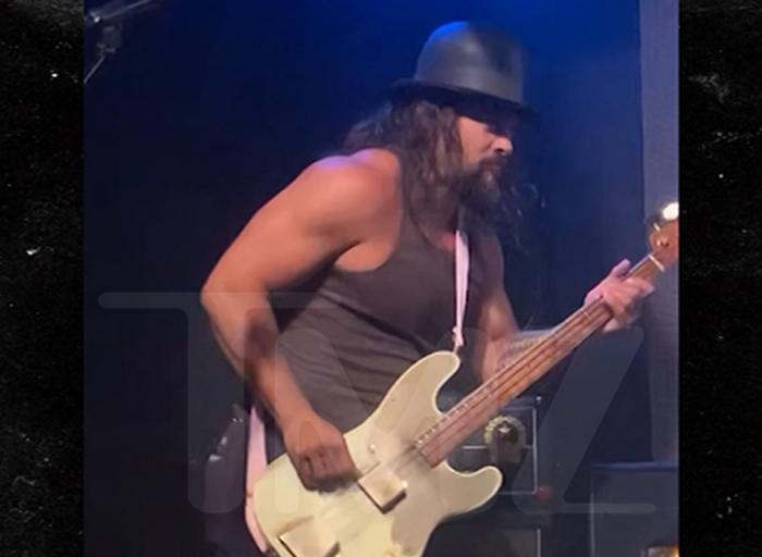 jason-momoa-jams-out-with-his-kids-at-hollywood-concert