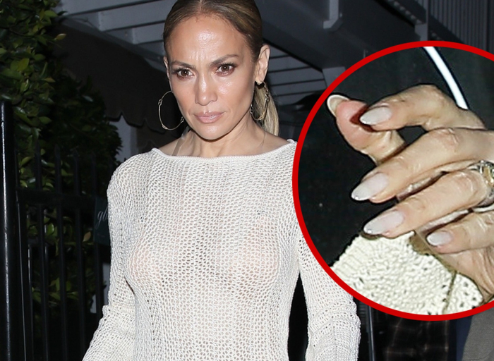 j-lo-wearing-her-wedding-ring-as-marital-house-up-for-sale