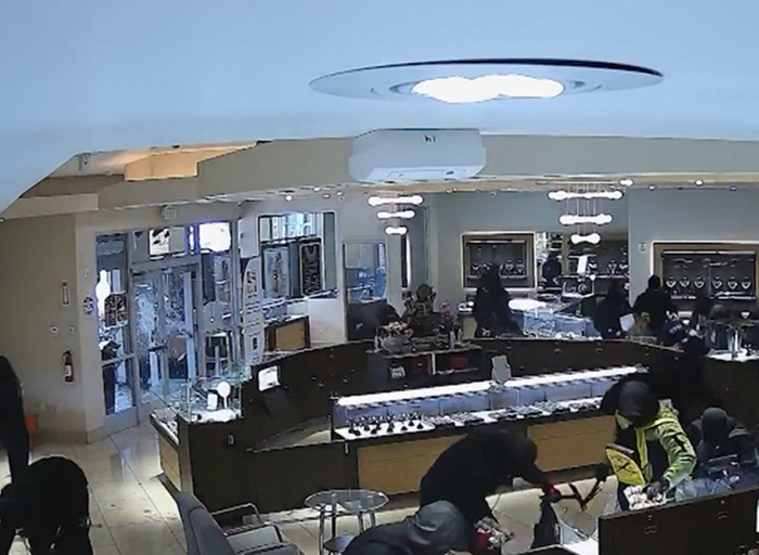 bay-area-jewelry-store-ransacked-by-gang-of-20-in-broad-daylight,-wild-video