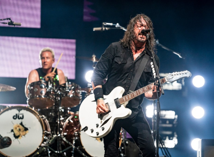dave-grohl-jokes-about-taylor-swift’s-eras-tour-at-foo-fighters’-london-show:-‘we-actually-play-live’