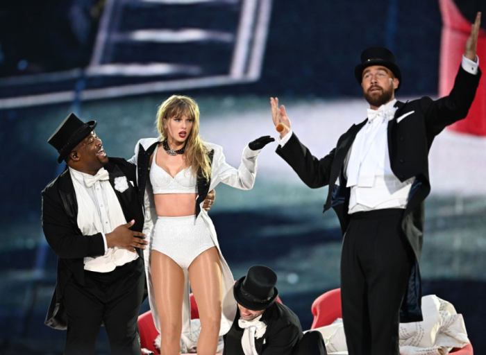 taylor-swift-in-london:-travis-kelce-makes-eras-stage-debut,-‘us’-with-gracie-abrams-has-live-premiere