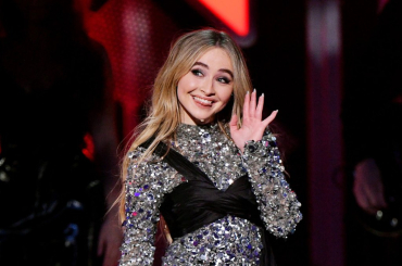 from-disney-darling-to-trendsetter,-here’s-sabrina-carpenter’s-style-evolution