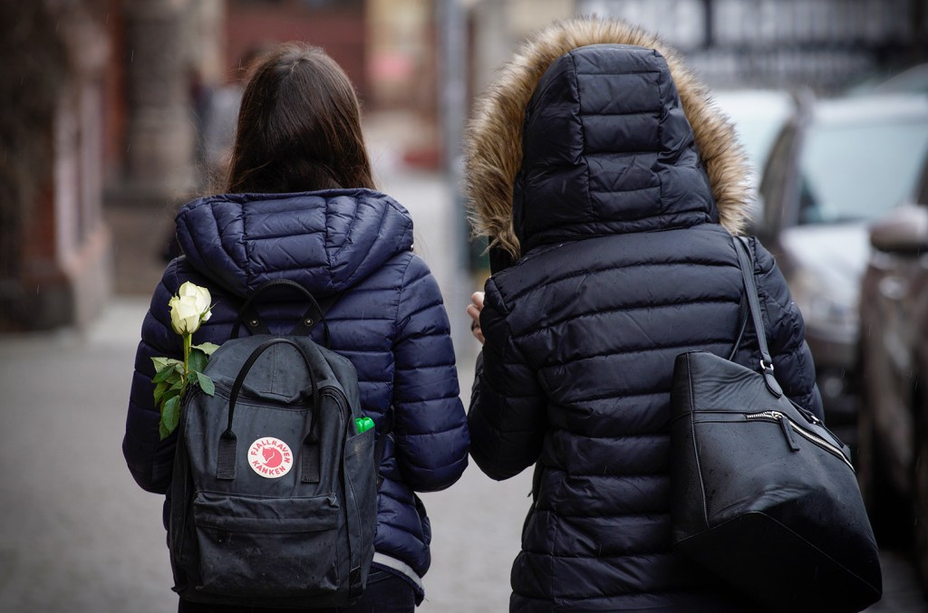 reviewers-are-calling-fjallraven’s-sleek-backpack-their-‘forever’-bag-for-its-sturdy-construction-(and-it’s-on-sale-for-under $50)