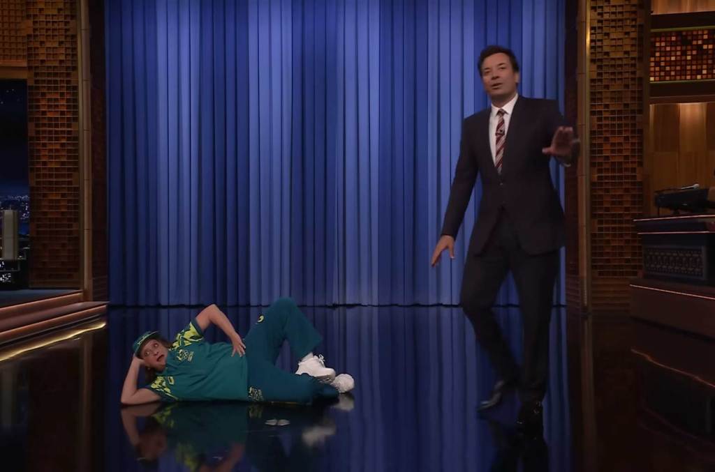 rachel-dratch-interrupts-jimmy-fallon-monologue-with-hilarious-raygun-breakdancing impression