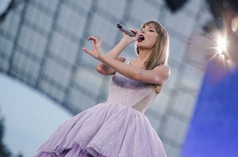 taylor-swift-treats-tour-staff-to-night-out-before-london-eras-tour-dates kick-off