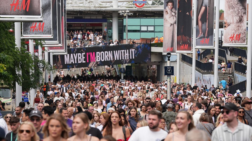 swifties-aren’t-scared-off-after-‘eras’-tour-terror-plot,-arrive-in-droves-at-wembley