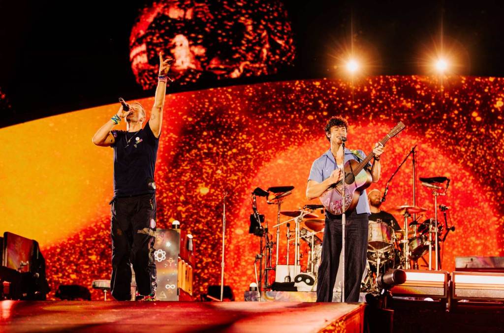 coldplay-brings-out-shawn-mendes-to-sing-‘fix-you’-in-munich: watch