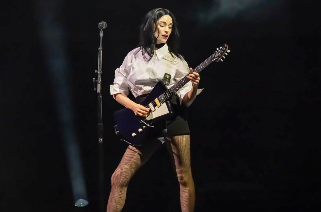 st-vincent-crushed-the-national-anthem-and-showed-off-her-impressive-dribbling-skills-at-la.-sparks game