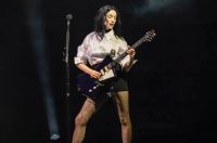 st-vincent-crushed-the-national-anthem-and-showed-off-her-impressive-dribbling-skills-at-la.-sparks game