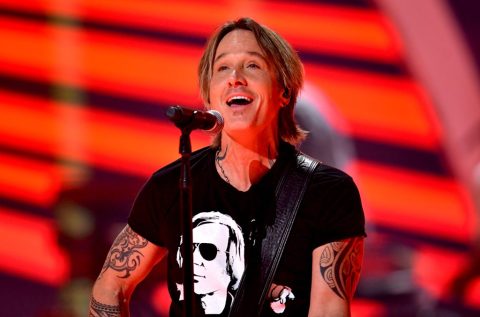 keith-urban-plays-surprise-concert,-preps-brisket-behind-the-counter-at-a-buc-ee’s-in alabama