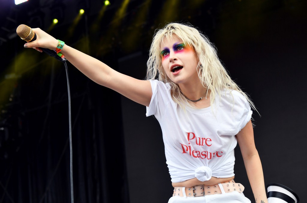 paramore’s-hayley-williams-dedicates-‘twilight’-song-to-robert-pattinson-at-eras-tour show