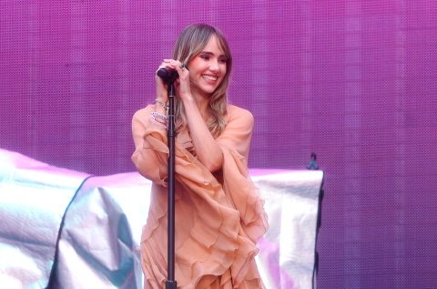 suki-waterhouse-reflects-on-‘once-in-a-lifetime’-experience-of-opening-for-taylor-swift’s-eras tour