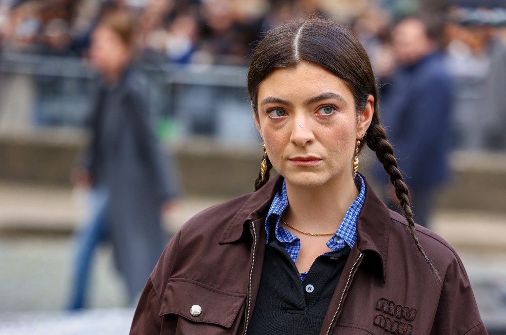 lorde-is-back-in-the-studio,-working-with-producer-jim-e stack