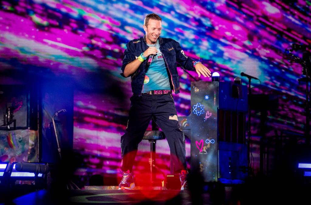 coldplay’s-chris-martin-and-maggie-rogers-pay-tribute-to-taylor-swift-in-vienna-with-sing-along-‘love-story’ cover