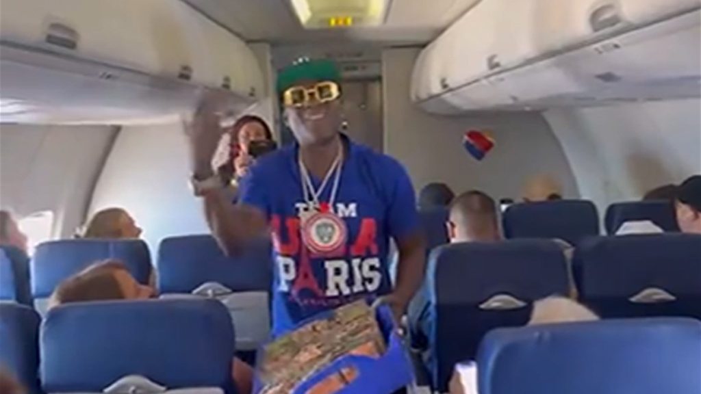 flavor-flav-works-as-attendant-on-southwest-flight,-hands-out-snacks