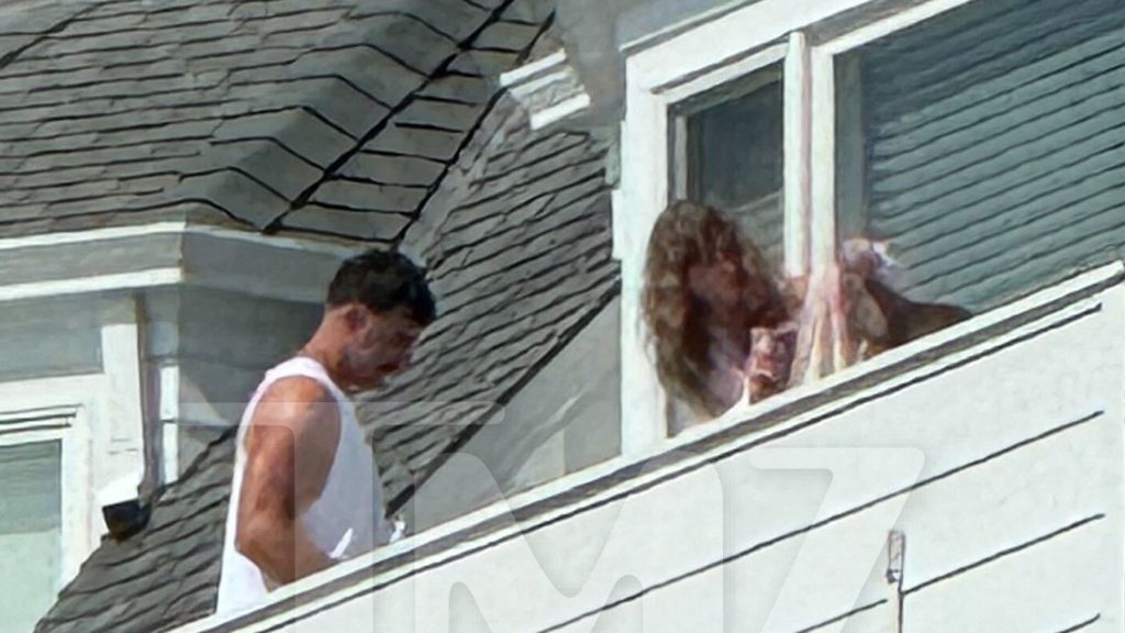 taylor-swift-and-travis-kelce-relaxing-at-rhode-island-beach-house