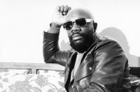 isaac-hayes-estate-granted-emergency-hearing-over-donald-trump’s-use-of-‘hold-on,-i’m-coming’-at-his rallies