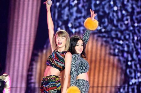 taylor-swift-says-she’s-‘blown-away’-by-charli-xcx:-‘i-love-to-see-hard-work-like-that-pay off’