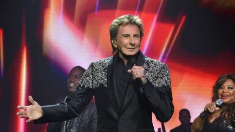 barry-manilow-sues-hipgnosis-for-$1.5-million-in-bonus dispute