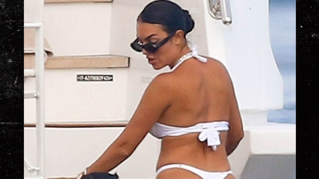 cristiano-ronaldo-squeezes-georgina-rodriguez’s-butt-during-vacation