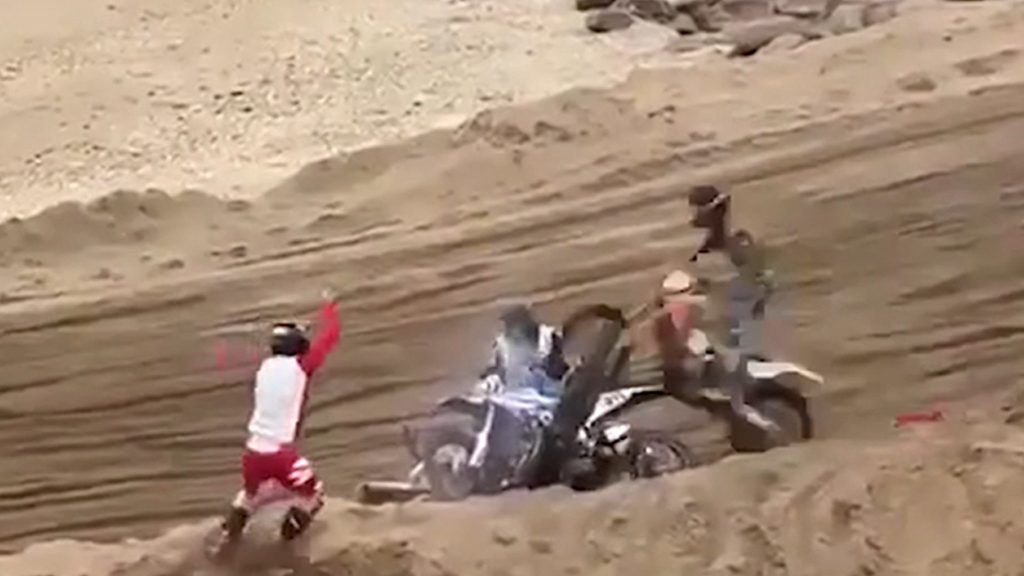 four-dirt-bikers-collide-during-argentina-competition-in-wild-video