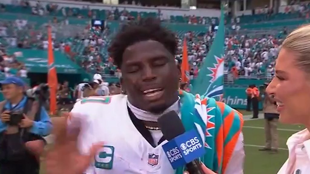 tyreek-hill-dodges-question-about-detainment-in-postgame-interview