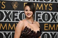 selena-gomez,-reba-mcentire-&-more-set-to-present-on-primetime-emmys:-full list