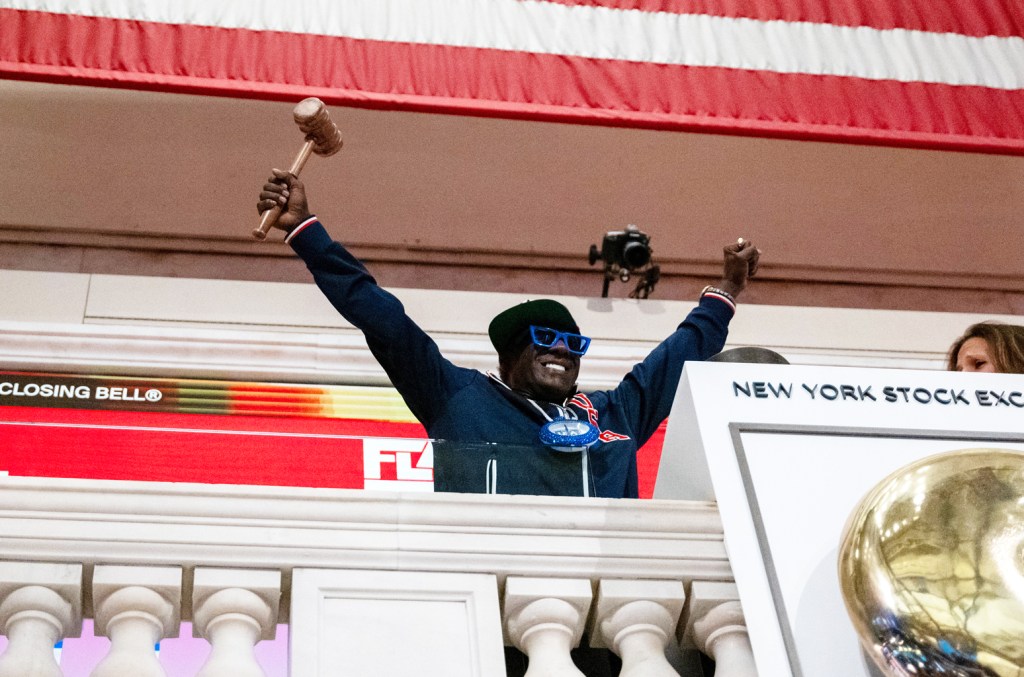 watch-flavor-flav-ring-the-new-york-stock-exchange’s-closing-bell-&-send-the-gavel-flying-into crowd