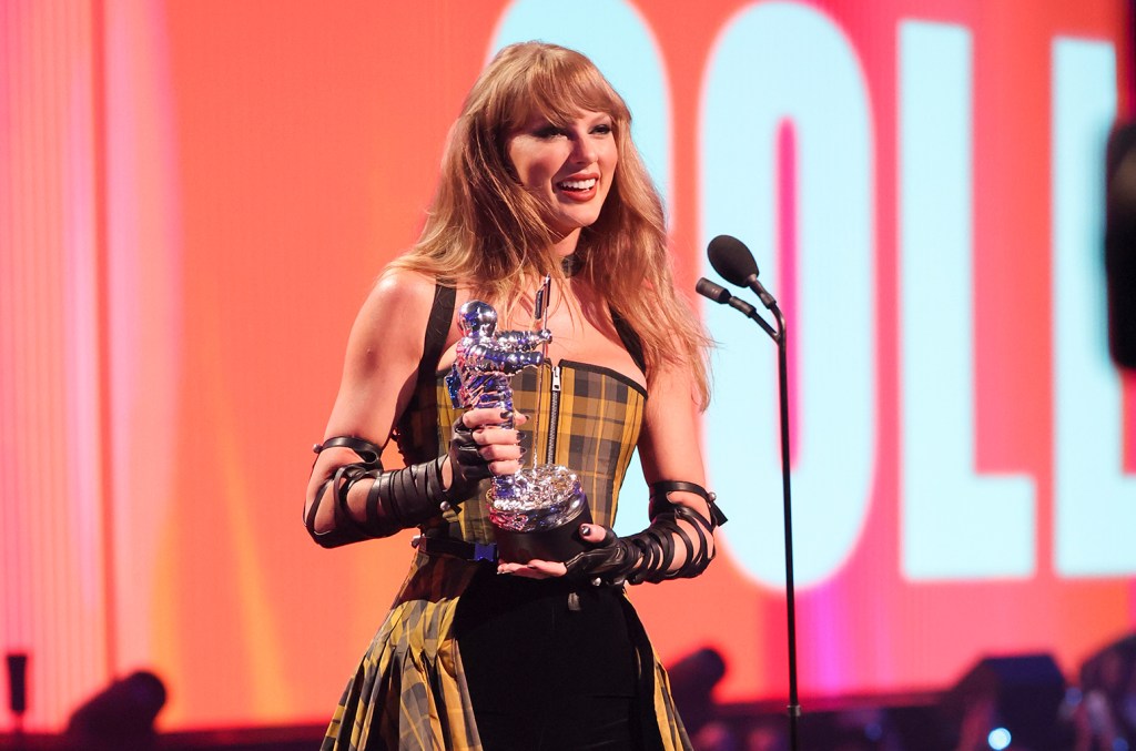 taylor-swift-ties-beyonce-as-all-time-top-vmas winner