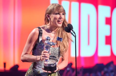 taylor-swift-thanks-travis-kelce,-urges-fans-to-vote-after-winning-video-of-the-year-at-2024 vmas