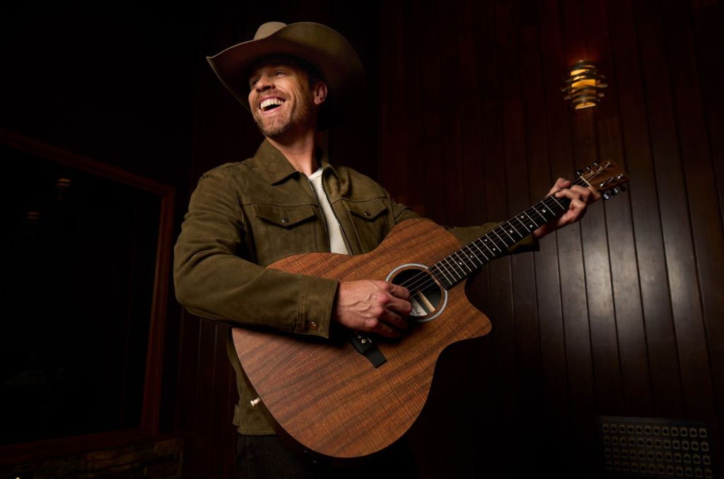 dustin-lynch-&-jelly-roll’s-‘chevrolet’-cruises-to-no.-1-on-country-airplay chart