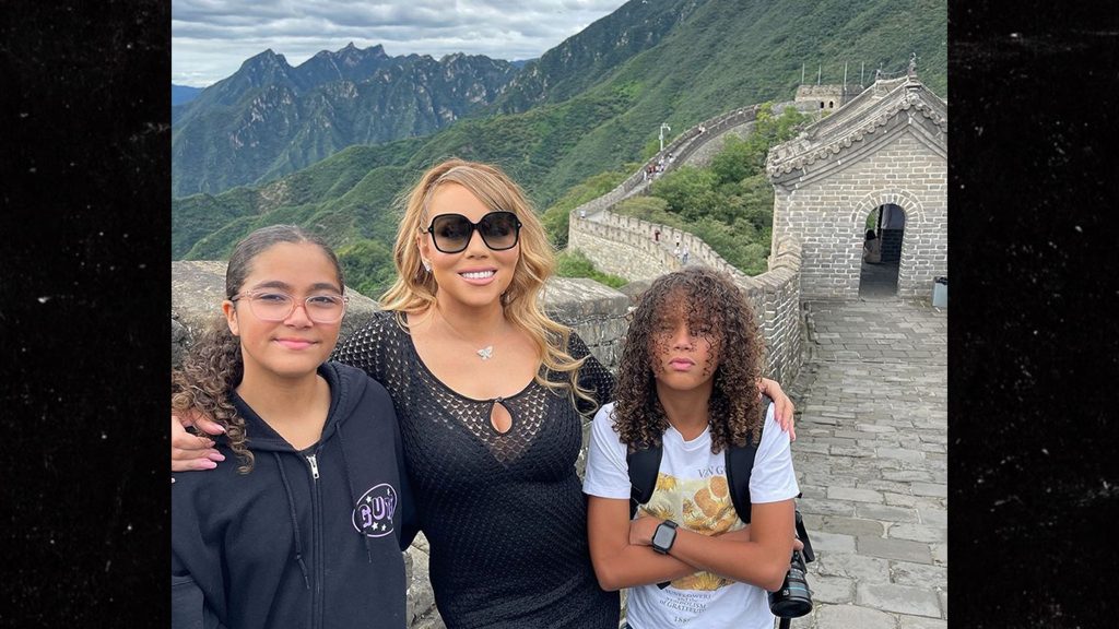 mariah-carey-and-twins-visit-great-wall-of-china