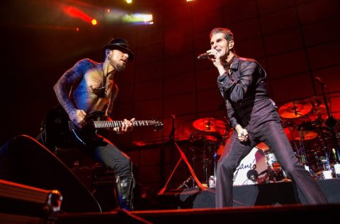 jane’s-addiction’s-perry-farrell-throws-punch-at-dave-navarro-during-boston concert