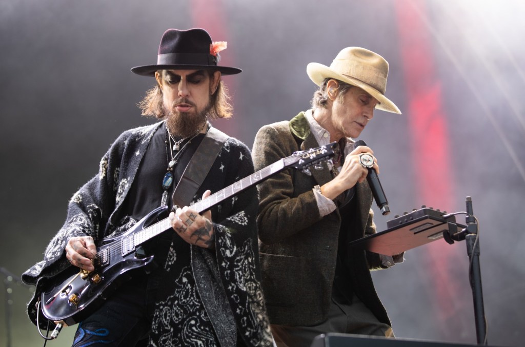 jane’s-addiction-apologizes-after-perry-farrell’s-onstage-outburst,-cancels-next concert