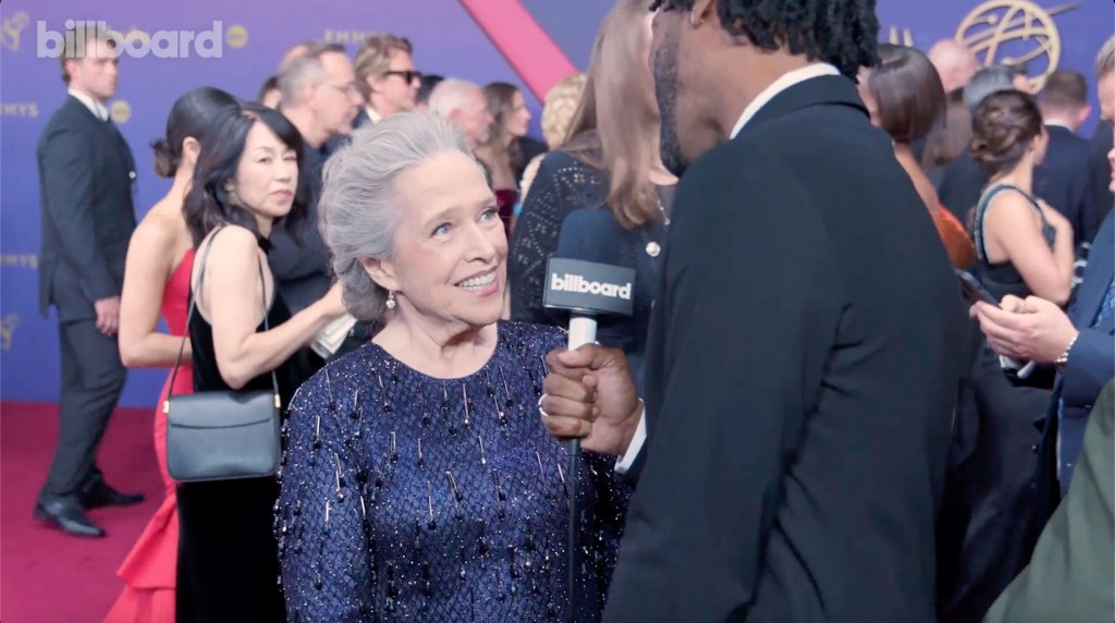 kathy-bates’-fangirl-moment-with-anna-sawai,-wanting-to-work-with-prince-&-more-|-emmy-awards 2024